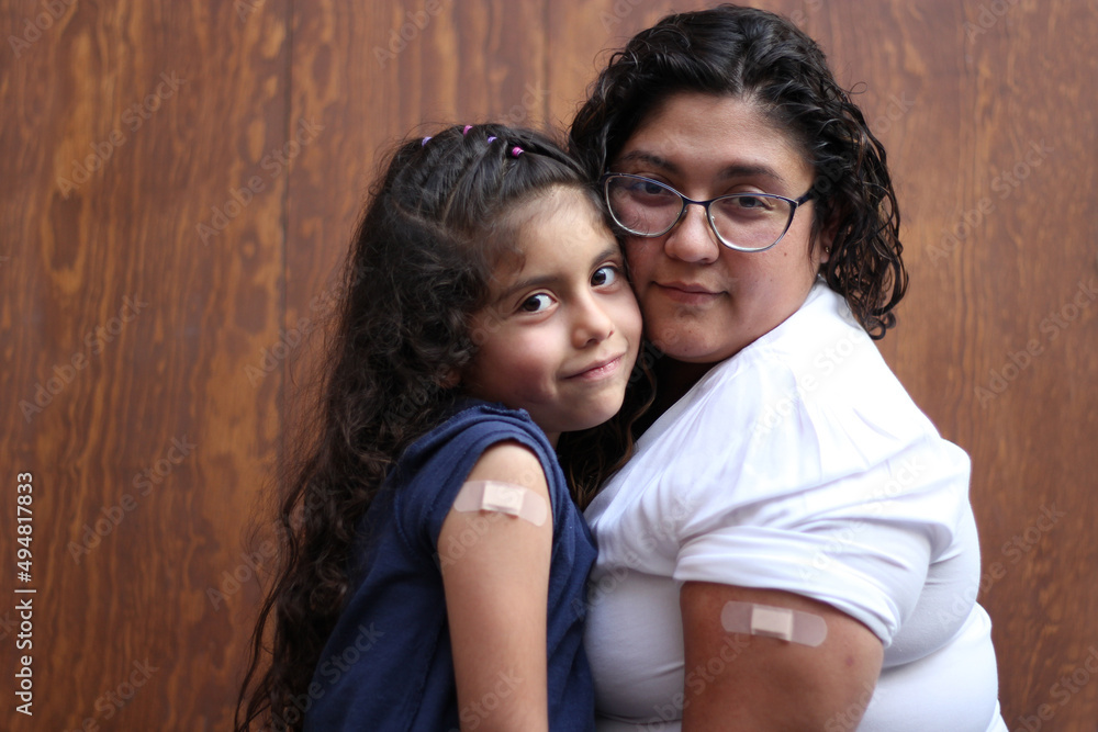 Happy and hugging Latin mom and daughter show their recently vaccinated arms against Covid-19 in the new normality due to the Coronavirus pandemic
Happy and hugging Latin mom and daughter show their recently vaccinated arms against Covid-19 in the new normality due to the Coronavirus pandemic