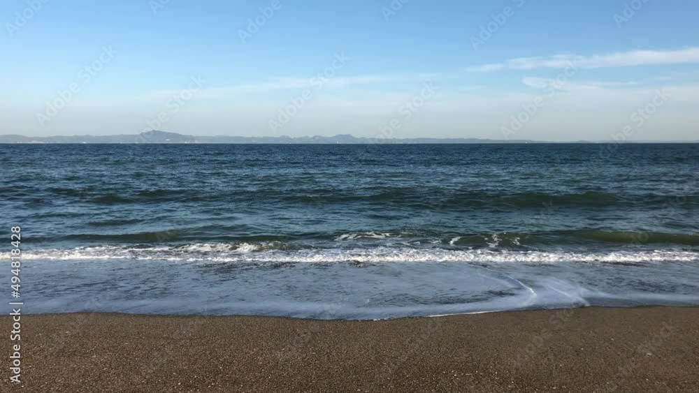 波が打ち寄せる春の三浦海岸の砂浜 波が打ち寄せる春の三浦海岸の砂浜