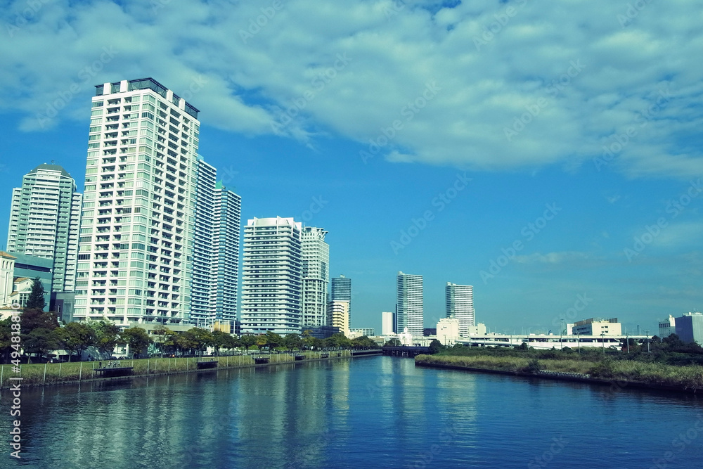 川沿いに立つマンション群　city skyline