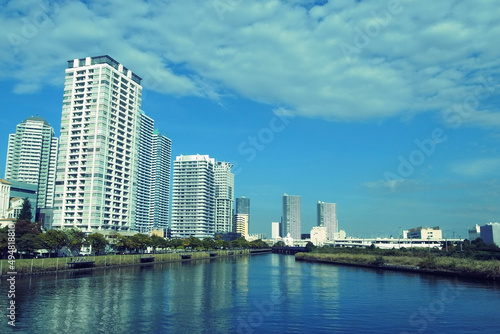 川沿いに立つマンション群　city skyline
