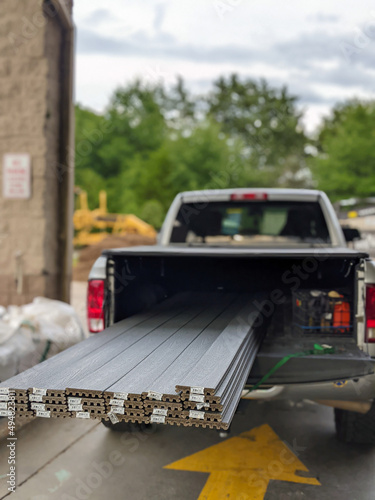 Fotografia pickup truck loaded with coposide decking
