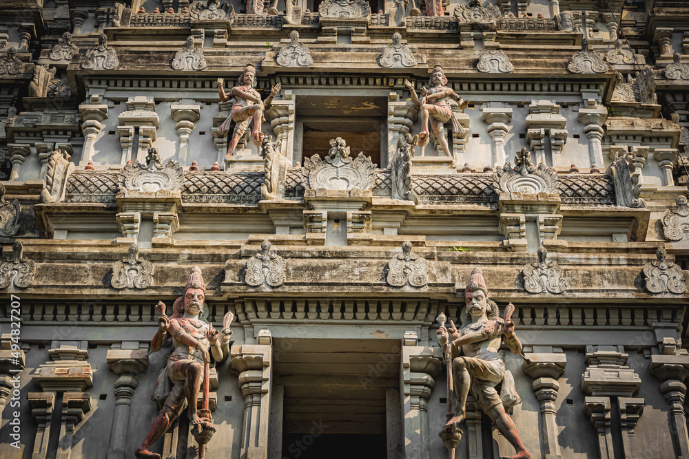 Thirukalukundram is known for the Vedagiriswarar temple complex, popularly known as Kazhugu koil (Eagle temple). This temple consists of two structures, one at foot-hill and the other at top-hill