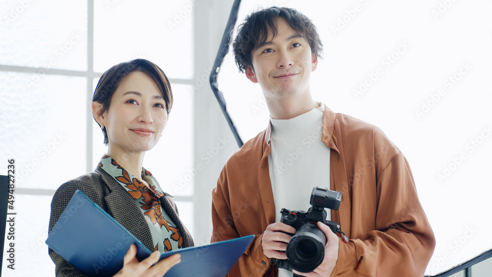 男性カメラマンと女性デザイナー 男性カメラマンと女性デザイナー