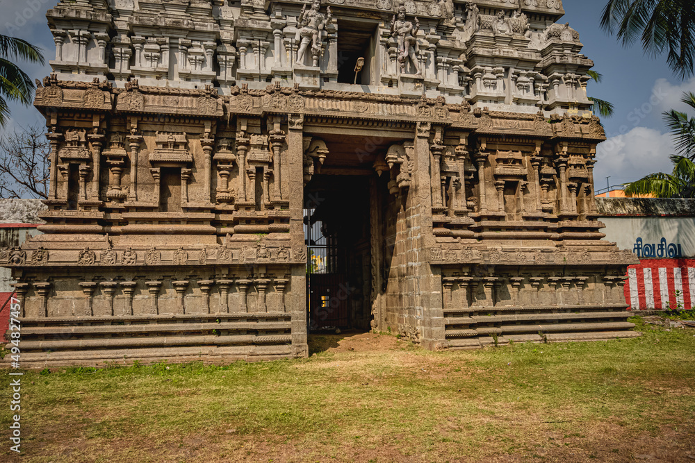 Fototapeta premium Thirukalukundram is known for the Vedagiriswarar temple complex, popularly known as Kazhugu koil (Eagle temple). This temple consists of two structures, one at foot-hill and the other at top-hill