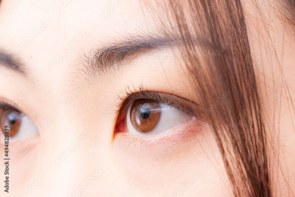 Obraz premium 若い女性の目