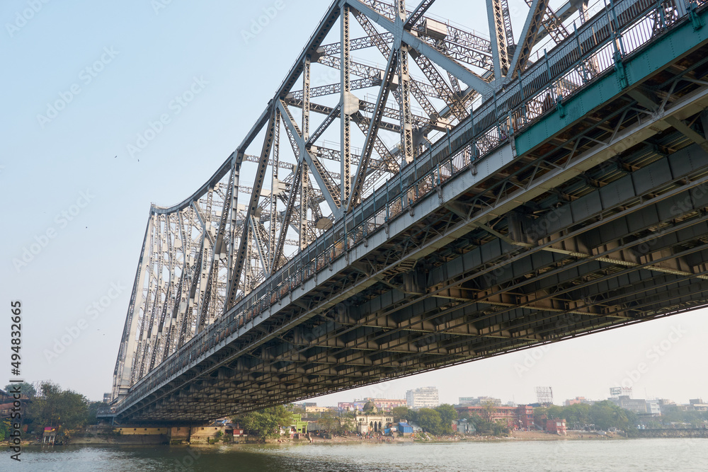 Fototapeta premium Under the span of the Howrah Bridge 