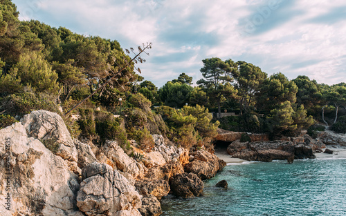 Felsformationen an der Bucht Cala Gat in Cala Ratjada auf Mallorca in Spanien horizontal