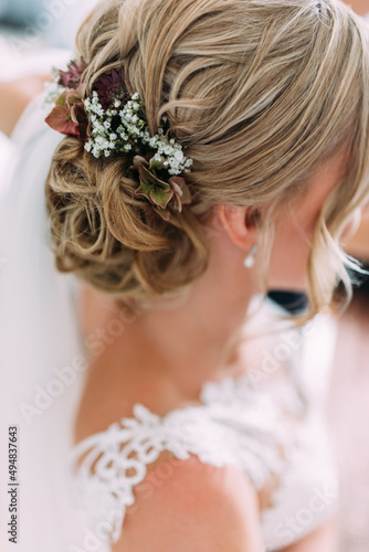 Blonde Braut mit hoch gesteckten haaren in Spitzenkleid