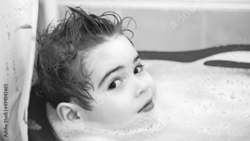 Little boy taking a bath, foam/Petit garçon prenant son bain, mousse