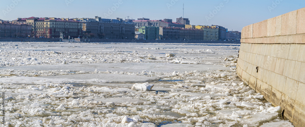 Spring ice drift on the Neva. Voskresenskaya embankment.