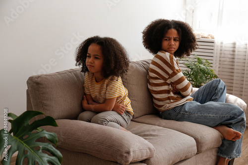 Fotografía Younger and older sister in a state of emotional stress displeased with each other