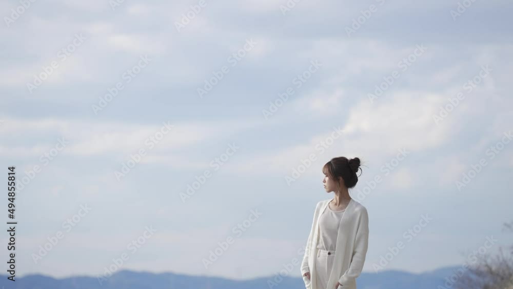 夕暮れの海にいる女性 夕暮れの海にいる女性