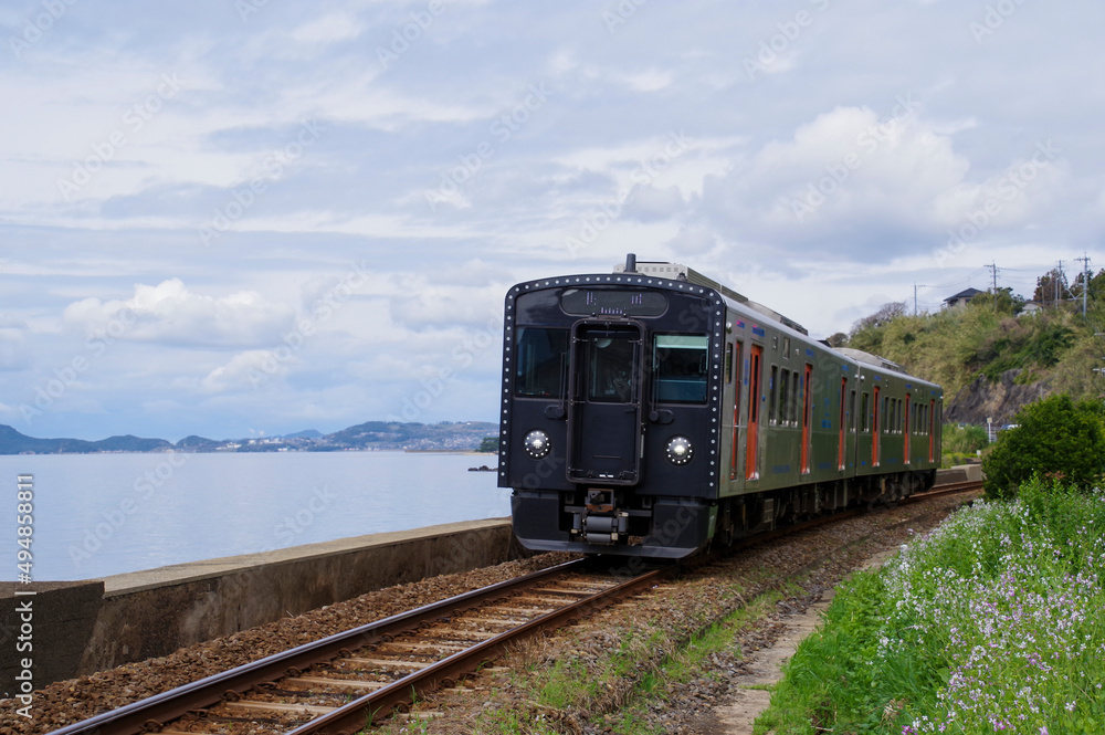 波静かな海岸線を走る列車