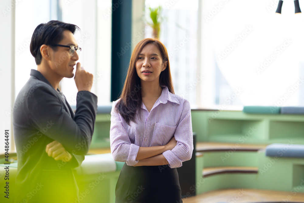 Obraz premium Young Asian Entrepreneurs at Work. Start-up Meetings. Asian Business professional team brainstorming and working in modern office.