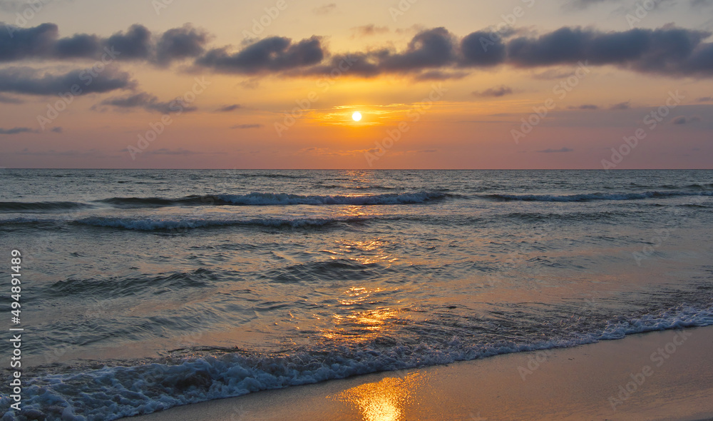 Obraz premium Beautiful sunset on the sea. Bright disk of the sun. Solar path.