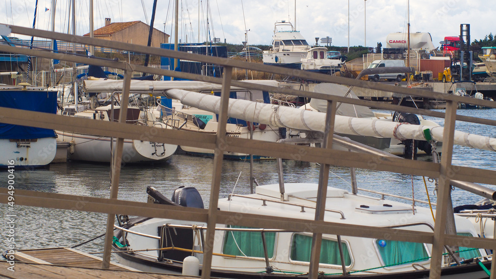 Bateaux amarrés à Port-La-Nouvelle, sous un temps gris