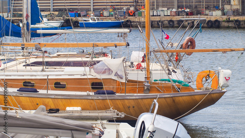 Bateaux amarrés à Port-La-Nouvelle, sous un temps gris