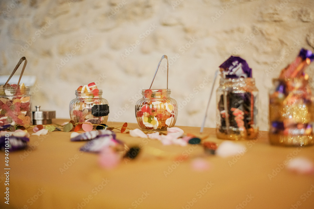 Fototapeta premium décoration de table de mariage avec bonbonnières, bonbons et ustensiles de couleur dorée 