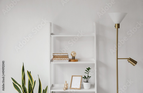 Fényképezés Book shelf with lamps near light wall