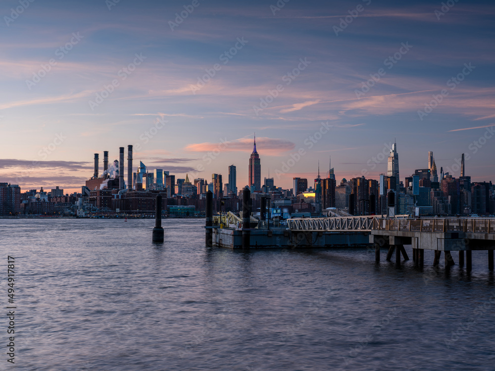 Naklejka premium Sunset Over East River Midtown Manhattan Skyline and North 5th Street Pier at Brooklyn