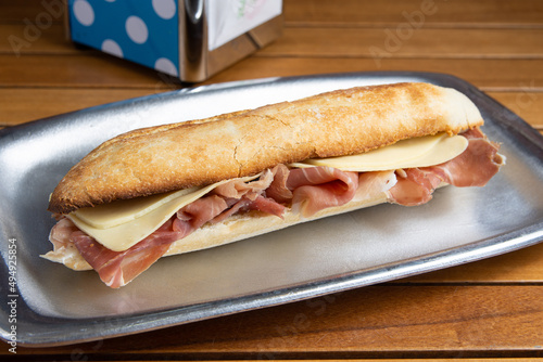 sandwich de jamón crudo y queso photo
