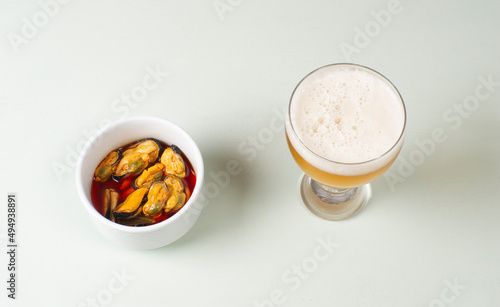 aperitivo de vaso de cerveza y bol con mejillones en escabeche