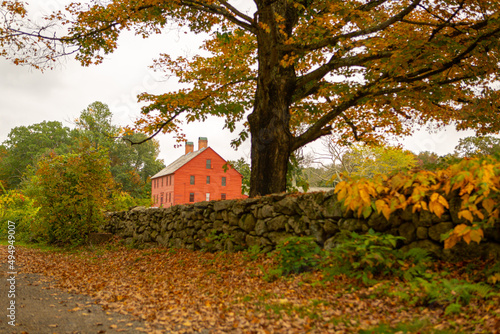 Foto Autumn view of historic connecticut house