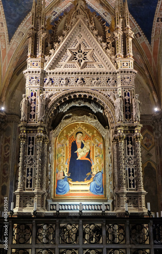 Fotobehang Vertical shot of the altarpiece in Orsanmichele Church in Florence, Tuscany