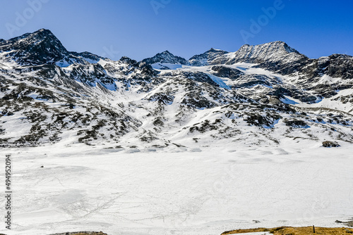 Bernina, Lago Bianco, Cambrena, Gletscher, Alpen, Graubünden, Winter, Schneedecke, Berninaexpress, Berninapass, Zugfahrt, Wintersport, Eis, Stausee, Schweiz photo