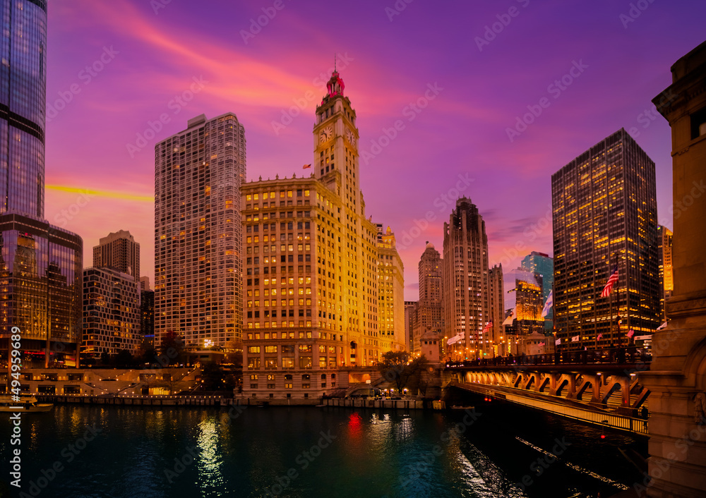 Obraz premium Chicago downtown and Chicago River at night, USA