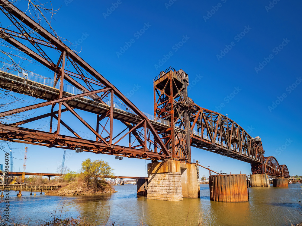 Obraz premium Sunny view of the historical Clinton Presidential Park Bridge