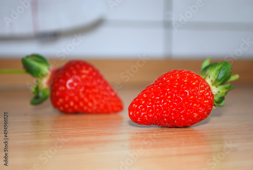 Fragole in primo piano sul piano di lavoro
