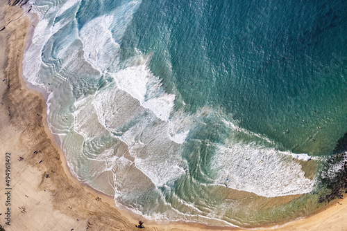 Aerial view of the wavy sea hitting the sandy Maroubra beach on the coast © Wongymark1/Wirestock Creators