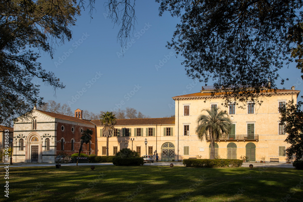 La villa Borbone nella tenuta di Viareggio fu edificata a partire dal 1821 sul viale dei Tigli che congiunge la città marinara con la frazione di Torre del Lago