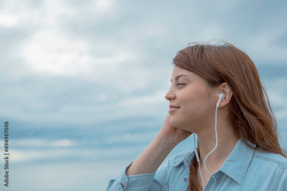 音楽を聴く女性の横顔