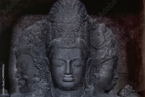 Tableau sur toile View of Trimurti in Elephanta caves near Mumbai, Maharashtra, India, Asia