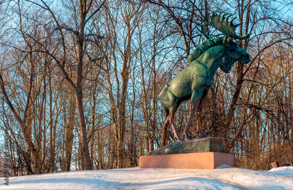 Naklejka premium Genre bronze sculpture of a Moose on a granite pedestal in the Lenin Park, Vyborg.