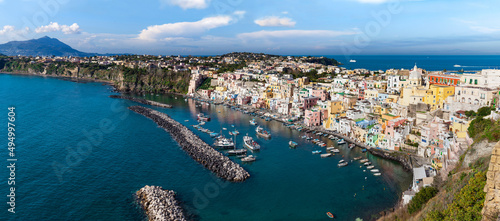 Fototapeta Naklejka Na Ścianę i Meble -  Panorama Blick auf das Fischerdorf Corricella auf der Insel Procida, Italien.