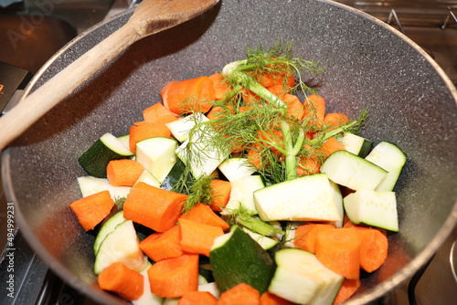 preparazione di minestrone con vegetali naturali