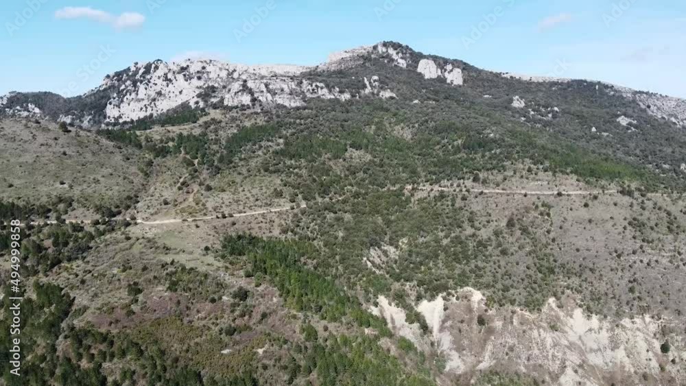Chemin en bordure de colline. Colline Méditerranée et chemin en lisière de forêt Chemin en bordure de colline. Colline Méditerranée et chemin en lisière de forêt