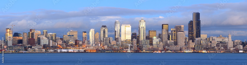 Obraz premium Seattle Skyline Sunset Panorama view from Alki Beach, Washington State-USA