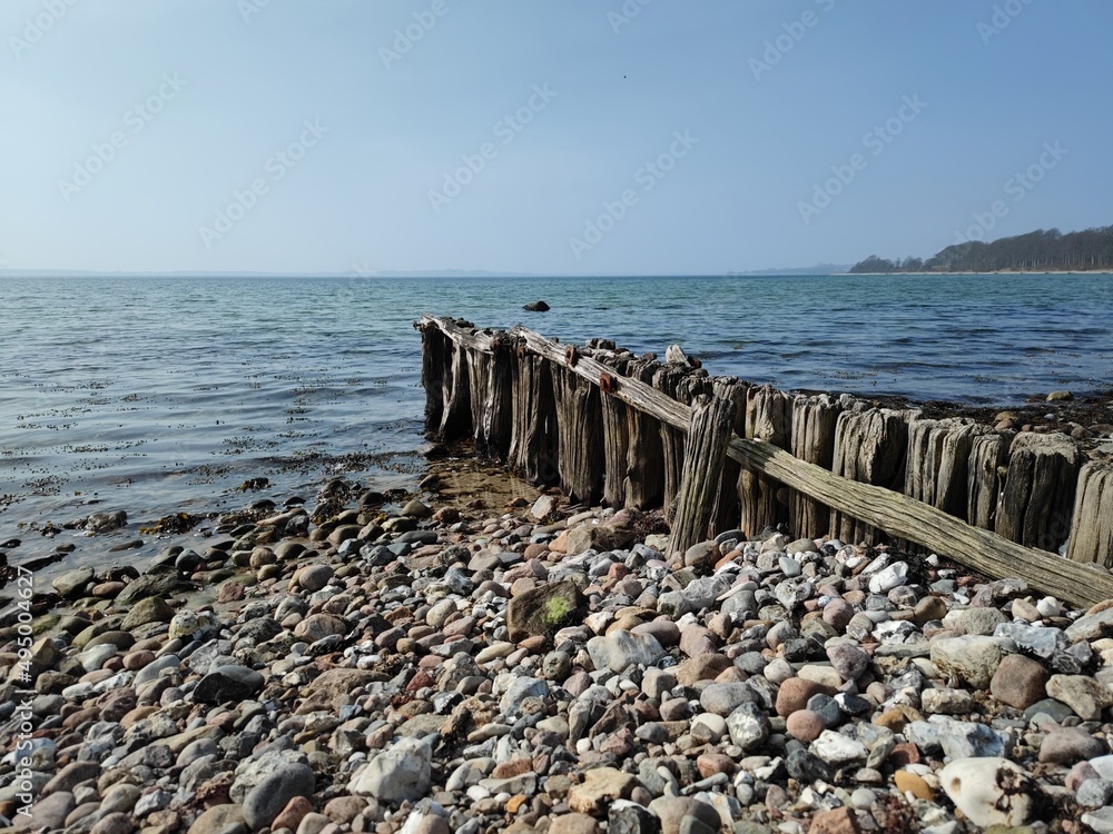 Naklejka premium Alte Holzbuhne an der dänischen Ostseeküste