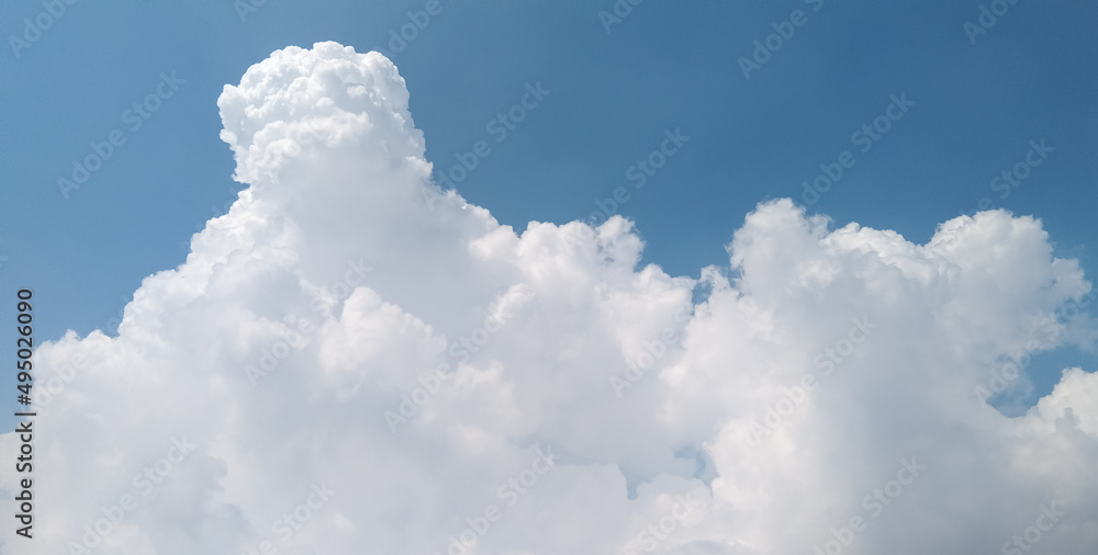 Naklejka premium blue sky background with clouds Beautiful clouds at the beginning of the rainy season