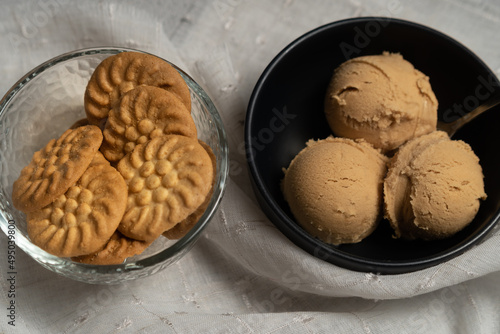 Toma cenital de mesa lista con tazón de helado y tazón de galletas photo