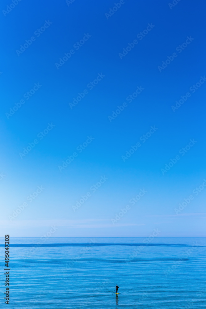 青い海景・一人SAPを楽しむ人 / 島根県浜田市国分町