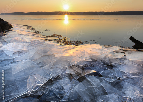 Obraz na płótnie Kaunas lagoon, ice on the shores, beautiful sunny morning. Frozen ice, looks like shards of glass. Beautiful scenery, desktop photo. w salonie