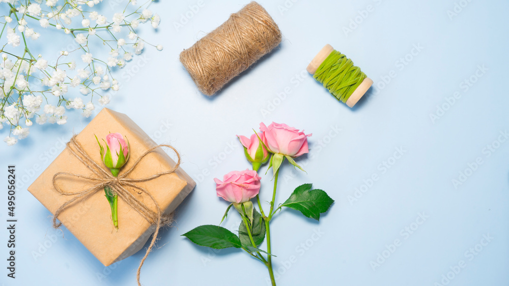 Gift wrapping and decoration with fresh flowers