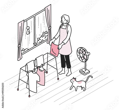 雨の日に部屋干しをする女性