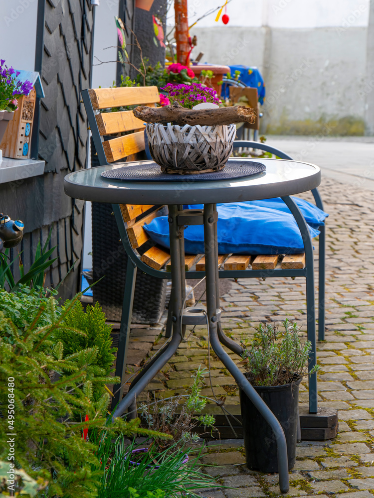 Gemütlicher Sitzplatz in einer Altstadt