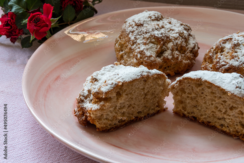 Mit einer roten Blume dekoriert, lecker süß die Quarkbällchen warten auf den Verzehr Mit einer roten Blume dekoriert, lecker süß die Quarkbällchen warten auf den Verzehr